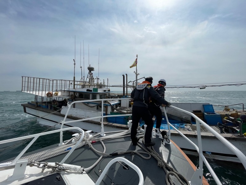 경비함정이 어선 승선원 확인 및 검문검색을 위해 어선에 오르고 있다. (사진제공 = 여수해양경찰서)