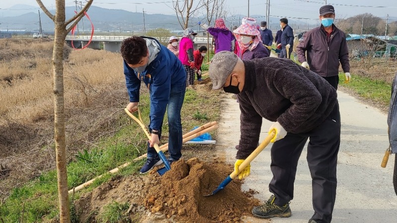 담양군 고서면은 최근 주산리 석곡천 일원에서 제77회 식목일을 맞아 나무심기 행사를 실시했다. (사진제공 = 담양군)