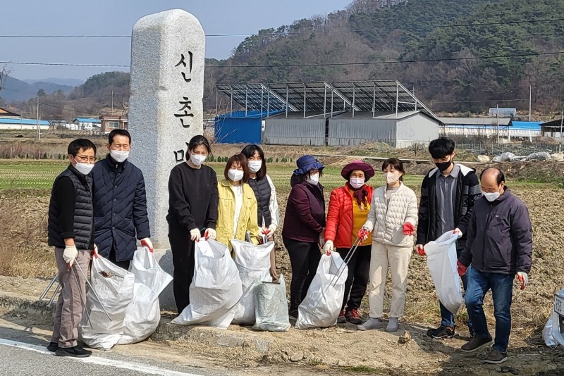 정읍시 산외면은 지난 28일 깨끗하고 쾌적한 환경조성을 위해 새봄맞이 환경정화 활동을 펼쳤다. (사진제공 = 정읍시)