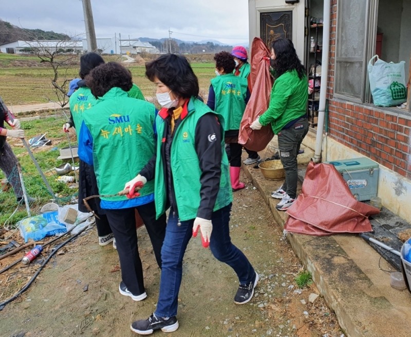정읍시 옹동면 새마을 부녀회는 지난 26일 지역 내 독거 어르신 댁을 방문해 주거환경개선 봉사활동을 펼쳤다. (사진제공 = 정읍시)