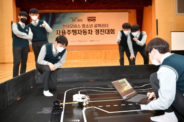 지난 주말 서울 하나고에서 열린 ‘청소년 공학리더 자율주행자동차 경진대회’에서 본선에 오른 고등학생들이 제작한 자율주행 차량들이 경주하고 있다.