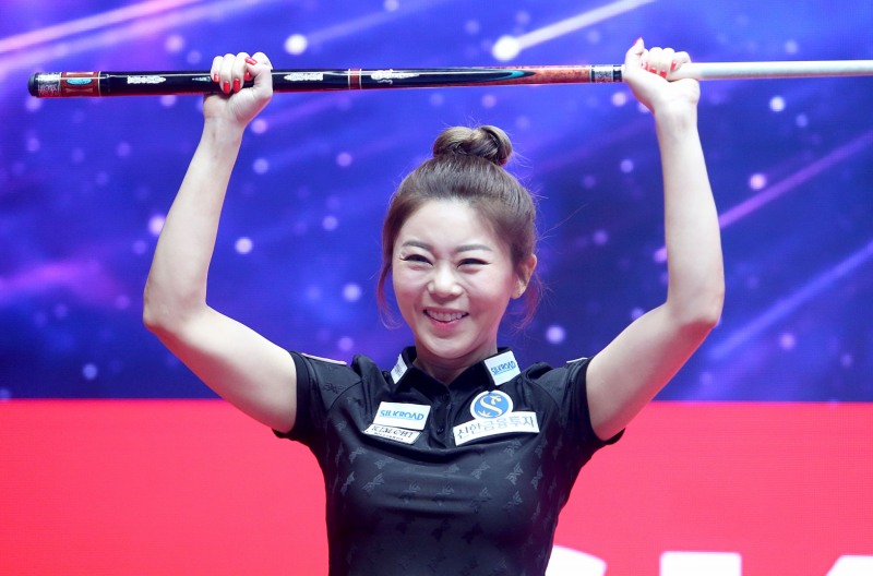 우승 후 큐대를 치켜들고 환하게 웃는 김가영(사진=PBA)