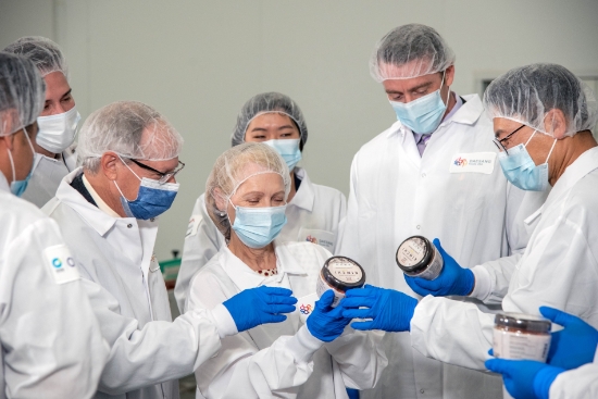 대상 LA공장 직원들과 소비자 패널들이 미국 현지에서 생산된 종가집 김치 제품을 살펴보고 있다.