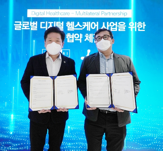 서울 서초구에 위치한 현대퓨처넷 본사 사옥에서 류성택 현대퓨처넷 대표(사진 왼쪽)와 강준환 스텝인투시티 대표(사진 오른쪽)가 협약식을 마치고 기념 사진을 촬영하고 있는 모습.