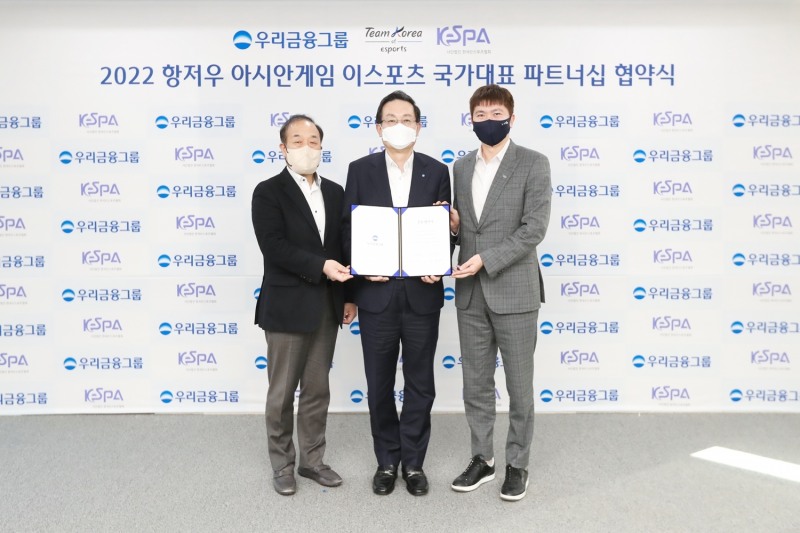 (왼쪽부터)한국e스포츠협회 김영만 회장, 우리금융그룹 손태승 회장, IOC 유승민 선수위원(사진=협회 제공).