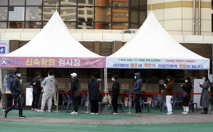 코로나19 신규 확진자수가 0시 기준 34만7554명을 기록한 29일 서울 송파구보건소 선별진료소를 찾은 시민들이 PCR 및 신속항원검사를 기다리고 있다.