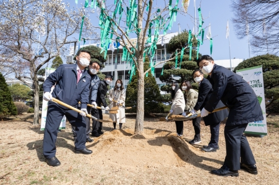 오 권한대행, 팔달청사 마감 식목행사서 “은행나무처럼 경기도도 성장·발전”