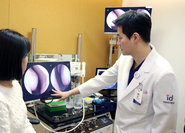 아이디병원 이기진 프로닥터(이비인후과 전문의)가 환자와 상담하는 모습.