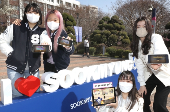 LG유플러스는 숙명여자대학교에 전용 메타버스 서비스 ‘스노우버스(Snowverse)’를 4월부터 오픈한다고 30일 밝혔다. 사진은 스노우버스에서 숙명여대 학생들이 캠퍼스 투어를 체험하고 있는 모습.