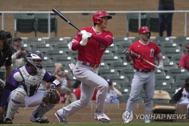 (스코츠데일 USA투데이스포츠/로이터=연합뉴스) 오타니 쇼헤이가 30일(한국시간) 미국 애리조나주 스코츠데일의 솔트리버필즈 앳 토킹스틱에서 열린 2022 미국프로야구 메이저리그 시범경기에서 타격하고 있다.