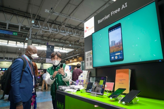 SK텔레콤은 올해 초 스페인 바르셀로나에서 열린 MWC22의 부대행사 4YFN(4 Years from Now)에서 “Think Tomorrow, Do ESG!”를 슬로건으로 ESG를 추구하는 다양한 스타트업의 혁신 아이디어와 기술을 전 세계에 선보였다.