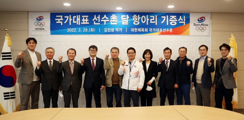 도예가 '무이' 김진성 작가, ‘사람들’과 ‘밤하늘에 내리는 눈’ 달항아리 2점 진천국가대표선수촌에 기증