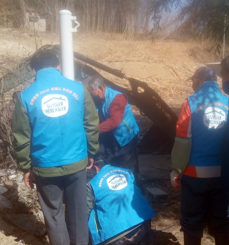 지난 29일 실시된 ‘대문 교체 봉사활동’ 실시 모습 (사진제공 = 함평군)