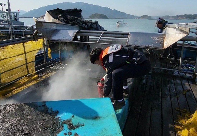 완도해양경찰서는 29일 오후 4시경 전남 장흥군 회진면 신상항 인근 해상에 투묘중인 A어선에 화재가 발생해 소방과 합동으로 진압을 완료했다. (사진제공 = 완도해양경찰서)