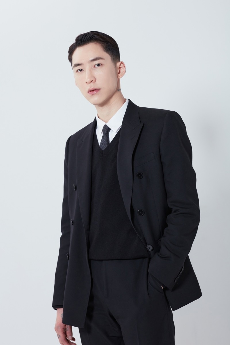 ‘하이브 최초 걸그룹’ 르세라핌…김성현 손에서 탄생 ‘역대급 비주얼’