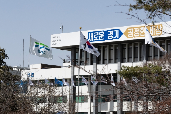 경기도는 오는 4월 6일을 ‘광역별 체납차량 일제단속의 날’로 정하고 31개 시·군 전역에서 상습체납 차량 대포차 일제 단속에 나선다. 사진은 경기도청 모습으로 경기도는 오는 5월30일 수원 광교 새 청사로 이전한다. / 사진 = 경기도뉴스포털
