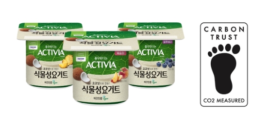 '탄소발자국 측정 인증'을 획득한 풀무원다논 '액티비아 식물성 요거트' 3종 (왼쪽부터 블루베리, 복숭아, 파인애플)