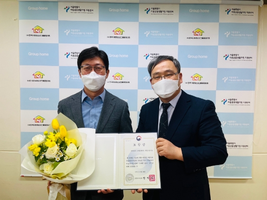 (왼쪽부터) 스마일게이트 양동기 대외담당사장과 한국아동청소년그룹홈협의회 이상윤 회장