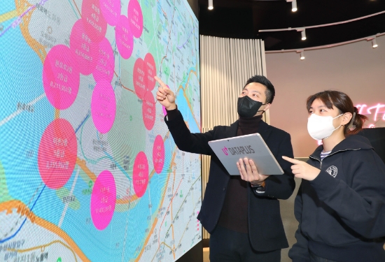 LG유플러스는 기업의 디지털트랜스포메이션(DX·디지털전환)을 위해 필요한 고객 인사이트 확보와 디지털마케팅을 지원하는 소비자 분석 플랫폼 ‘데이터플러스’를 오는 4월 1일 출시한다고 밝혔다. 사진은 모델이 데이터플러스를 활용해 주거상권을 분석하고 있는 모습.