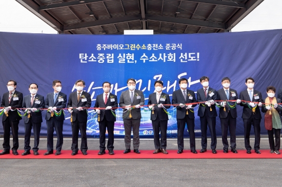 30일 충청북도 충주시 수소융복합충전소 준공식에서 박기영 산업통상자원부 2차관(오른쪽 여섯 번째), 성일홍 충청북도 경제부지사(오른쪽 일곱 번째), 오준석 현대로템 에코플랜트사업본부장(오른쪽 세 번째) 등 관계자들이 기념촬영을 하고 있다.