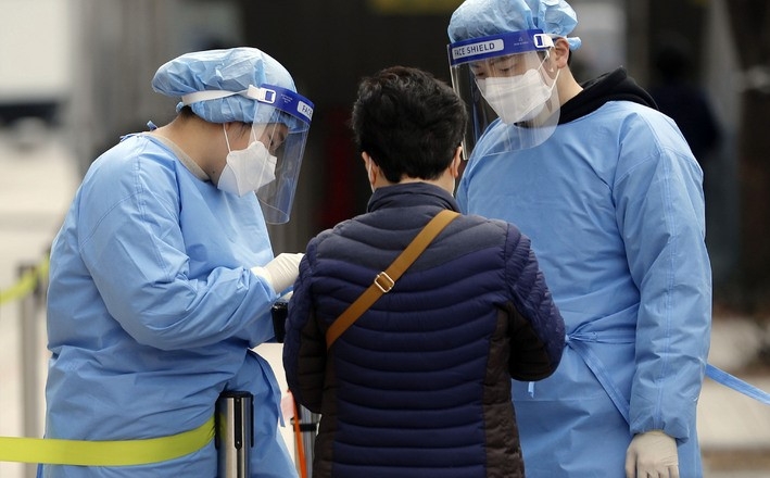 지난 30일 서울 중구 서울광장 임시선별검사소에서 한 시민이 코로나19 검사 안내를 받고 있다.