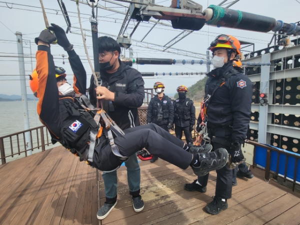 강진소방서, 가우도 모노레일·짚라인 특별 구조훈련 실시