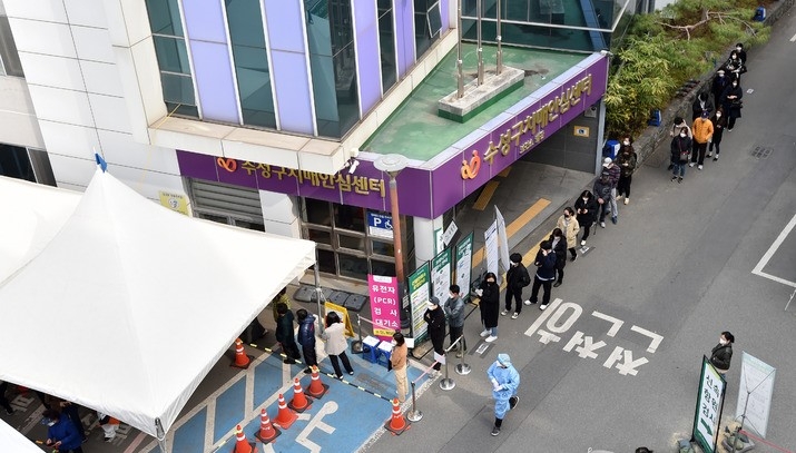 지난달 31일 오전 대구 수성구 보건소 선별진료소에서 시민들이 유전자증폭(PCR) 검사를 받기 위해 순서를 기다리고 있다.