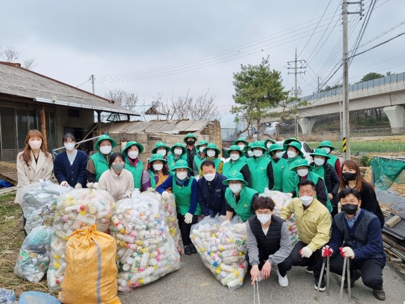 정우면 새마을부녀회에서는 1일 깨끗하고 쾌적한 환경조성을 위해 새봄맞이 영농 폐농자재 집중 수거 활동을 펼쳤다. (사진제공 = 정읍시)