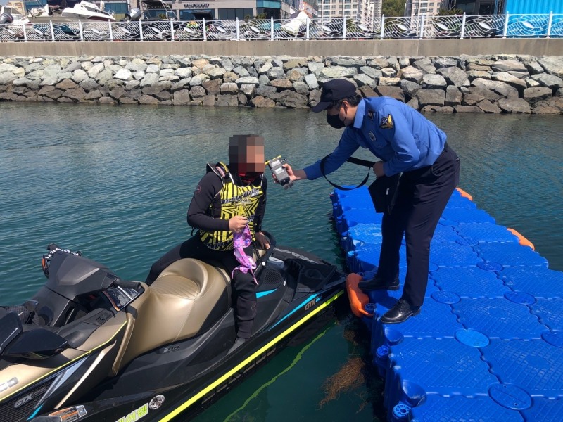 수상레저 활동자 안전점검하는 여수해경 모습 (사진제공 = 여수해양경찰서)