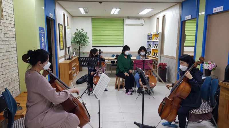 군산시는 침체된 지역 경제 골목상권을 살리고, 시민들의 평생교육을 위해 실시하는 ‘찾아가는 동네문화카페’ 사업의 2022년 제1기 교육강좌가 4일부터 개강한다고 밝혔다. (사진제공 = 군산시)