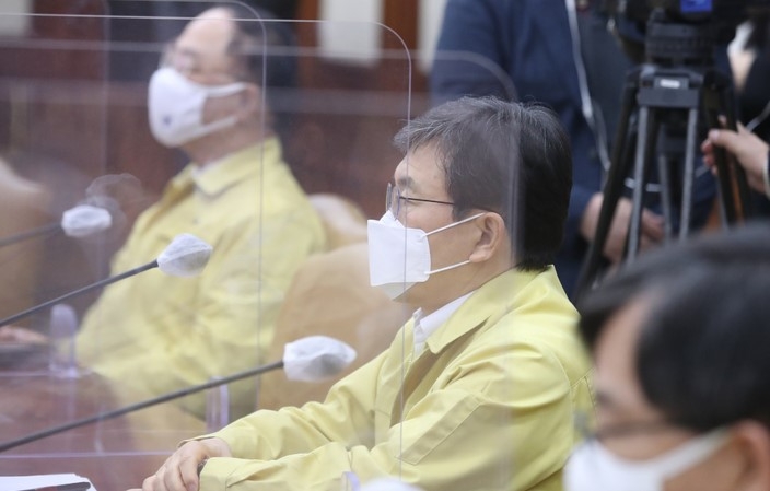 권덕철 보건복지부 장관이 1일 오전 서울 종로구 정부서울청사에서 열린 코로나19 중앙재난안전대책본부(중대본) 회의에 참석해 김부겸 총리의 발언을 듣고 있다.