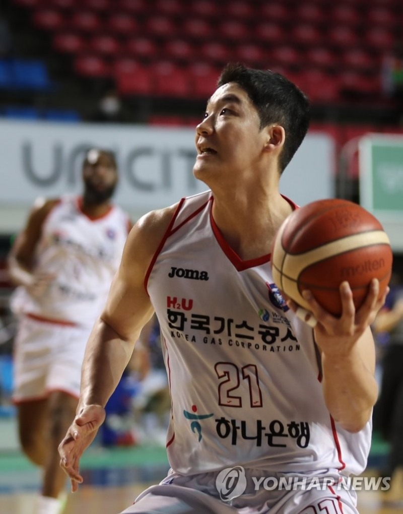 (전주=연합뉴스) 1일 오후 전북 전주실내체육관에서 열린 '2021-2022 KGC 인삼공사 정관장 프로농구' 전주KCC와 대구한국가스공사와의 경기. 대구한국가스공사 이대헌이 슛하고 있다.