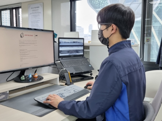 포스코O&M 직원이 안내된 링크를 통해 온라인 진단을 실시하고 있다