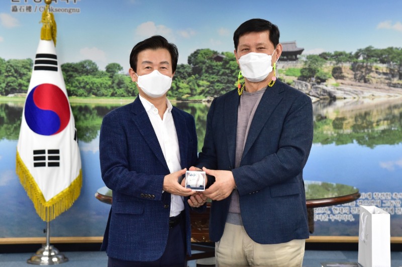 허구연 총재와 조규일 진주시장[KBO 제공'