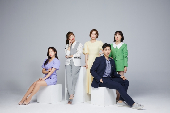 카카오쇼핑라이브 전속 진행자 (왼쪽부터) 배혜지, 이시아, 담쓰, 김주승, 오민화/사진 제공 = 카카오