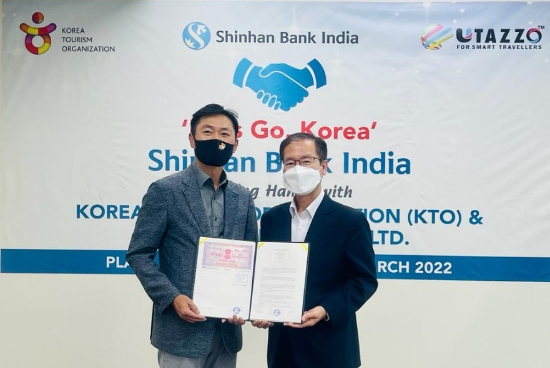 지난달 14일 인도 뭄바이 신한은행 인도본부에서 열린 인도인 관광객 유치를 위한 업무협약식에서 신한은행 인도본부 서봉균 본부장(오른쪽)과 한국관광공사 최영걸 뉴델리 지사장이 기념촬영하는 모습