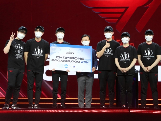 지난 2일 일산 킨텍스에서 열린 ‘우리은행과 함께하는 2022 LCK 스프링 결승전 시상식’ 에서 이원덕 우리은행장이 우승팀인 T1과 기념촬영을 하고 있다.