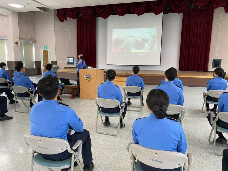244기 신임 해양경찰관이 목포해양경찰서 강당에서 관서실습을 위한 교육을 받고 있다. (사진제공 = 목포해양경찰서)
