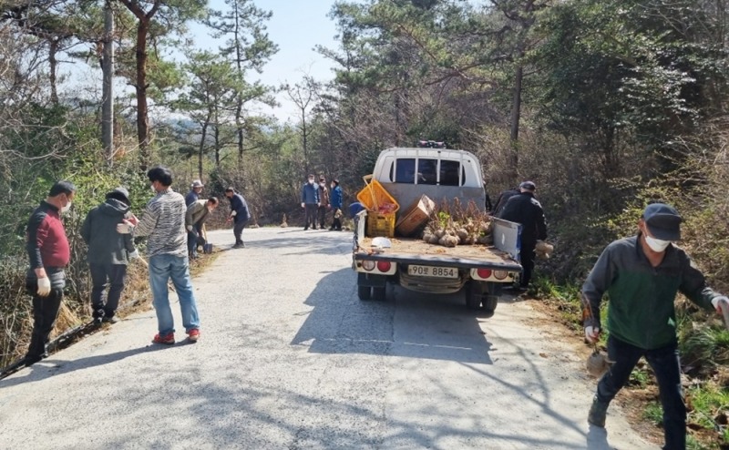 나주시 동강면은 최근 느러지전망대에서 현장이장회의를 갖고 주민 행복을 위한 면정 현안 공유와 봄맞이 환경정비를 실시했다. (사진제공 = 나주시)
