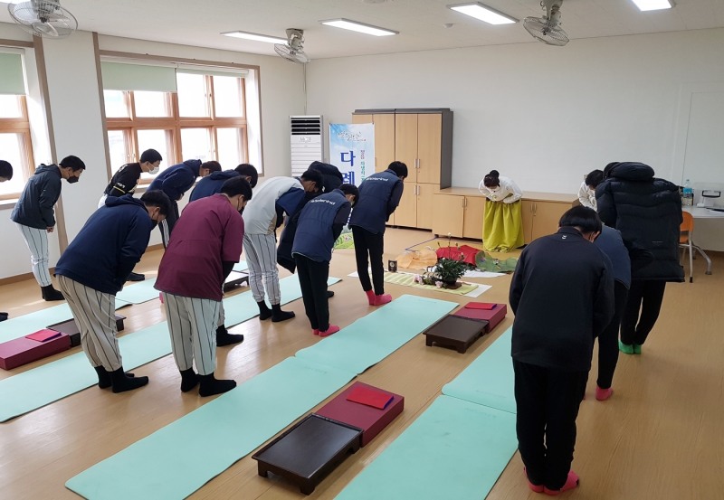 정읍시가 지역 내 초중고 학생들을 대상으로 기본예절과 다도·다례 체험 기회 등을 제공하기 위해 차(茶)를 이용한 다례교육을 진행한다. (사진제공 = 정읍시)