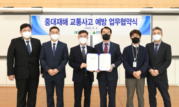 도로교통공단-현대엔지니어링_중대재해 교통사고 예방을 위한 업무협약식 모습.
