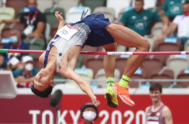 우상혁이 도쿄 올림픽 육상 필드종목 남자 높이뛰기 예선전에서 2m 28 높이의 바를 깨끗이 넘고 있다. [연합뉴스자료사진]