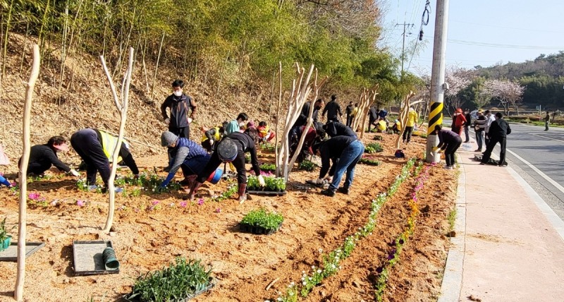 나주시 반남면은 지역 환경 조성을 위한 새봄맞이 활동을 펼쳤다. (사진제공 = 나주시)