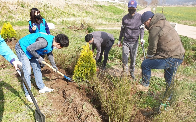 나주시 남평읍은 지석천변 감나무공원에서 기관·사회단체와 새봄맞이 산불 예방 및 탄소저감 식목행사를 실시했다. (사진제공 = 나주시)