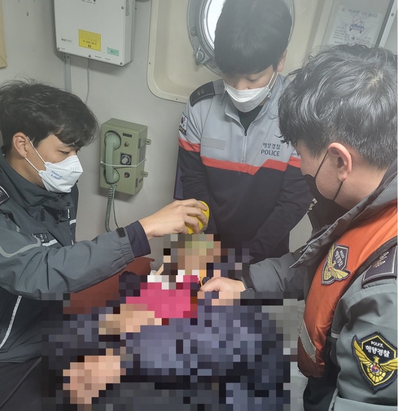 목포해경이 5일 신의도에서 발생한 호흡곤란 환자에게 응급조치를 시행하고 있다. (사진제공 = 목포해양경찰서)