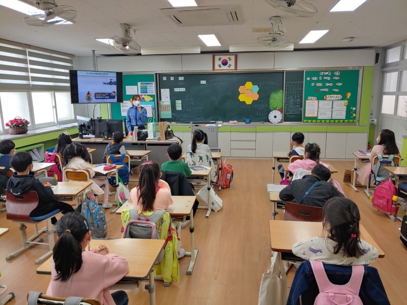 찾아가는 연안안전교실로 학교를 방문해 학생들 대상으로 교육중이다. (사진제공 = 여수해양경찰서)