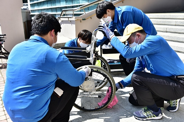 보조기기북부센터 소속 세척요원 세척 모습
