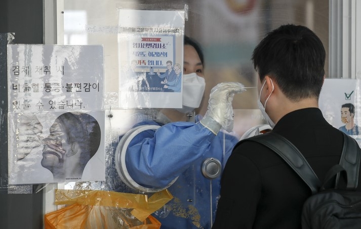 0시 기준 코로나19 신규 확진자가 26만6135명으로 집계된 6일 오전 서울 중구 서울역광장에 설치된 임시선별검사소를 찾은 시민이 검사를 받고 있다.