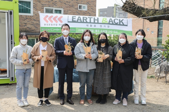 5일 종로구 환경운동연합 마당에서 개최된 '어스백 오픈식' 에서 정재훈 동아쏘시오홀딩스 부사장(왼쪽에서 3번째), 김춘이 환경운동연합 사무총장(왼쪽에서 2번째) 등이 기념사진 촬영을 하고 있다.