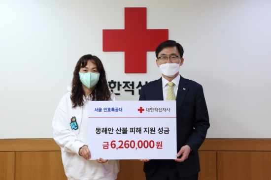 3월 30일(수) 오후 서울 중구 대한적십자사 서울사무소에서 열린 기부금 전달식에서 이상천 대한적십자사 사무총장(사진 오른쪽)과 성혜련 서울 민호특공대 지역장(사진 왼쪽)이 기념촬영을 하고 있다.